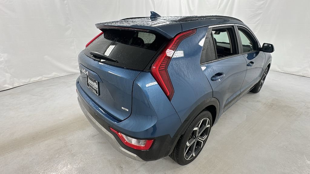Used 2024 Kia Niro EX Touring image 3