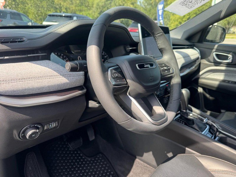 Used 2023 Jeep Compass Latitude AWD/4WD image 11
