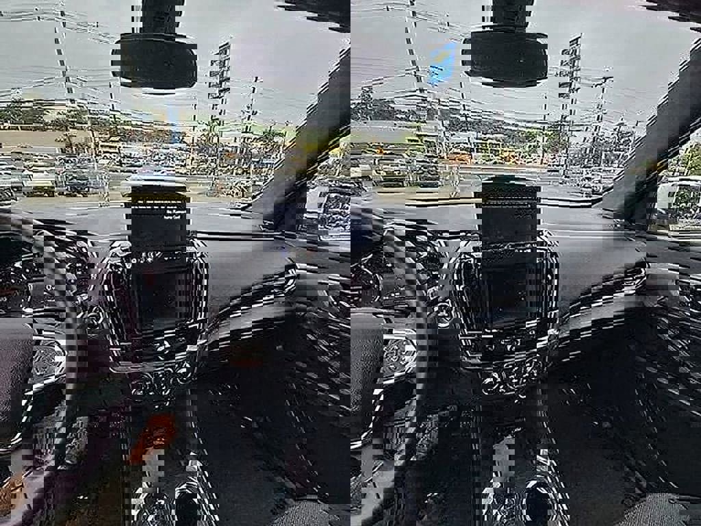 Used 2023 Chevrolet Traverse LT image 28