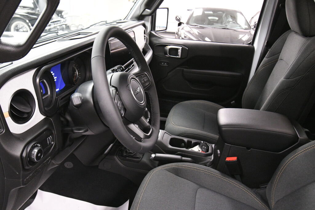 Used 2025 Jeep Wrangler Sport S image 19