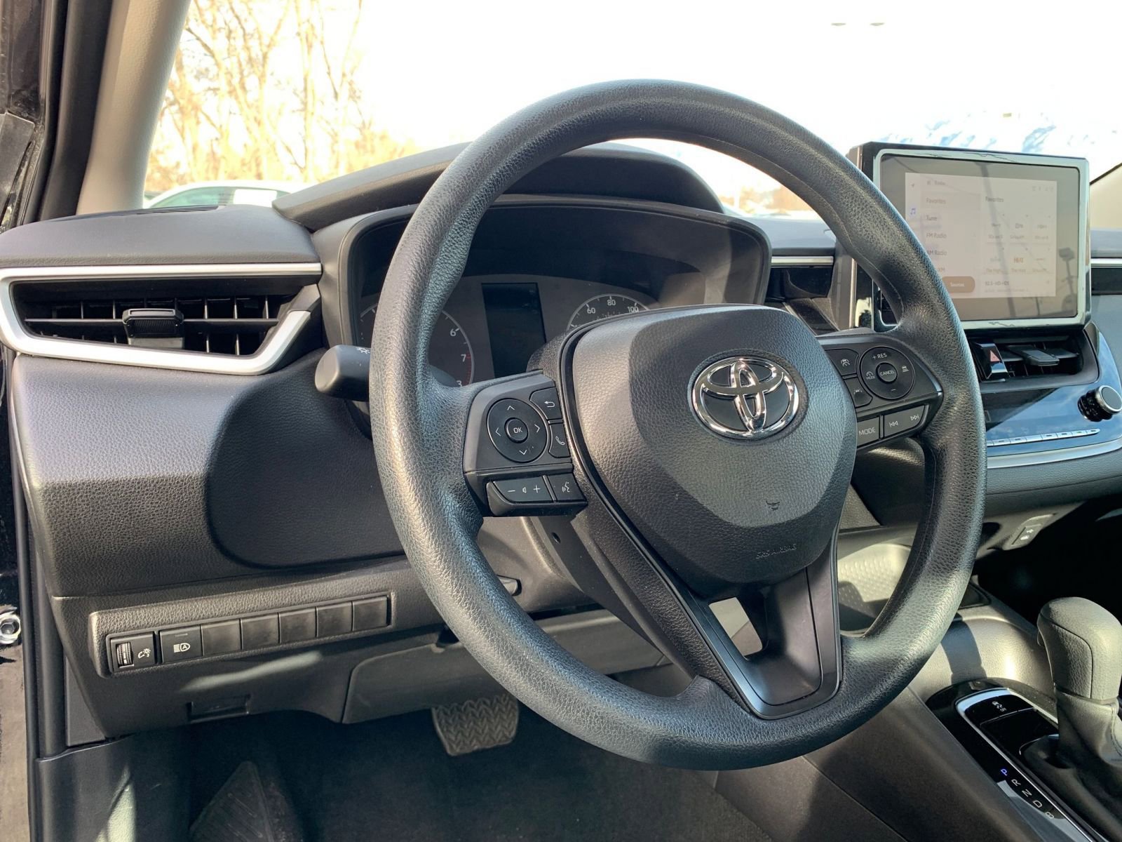 Used 2025 Toyota Corolla LE image 32