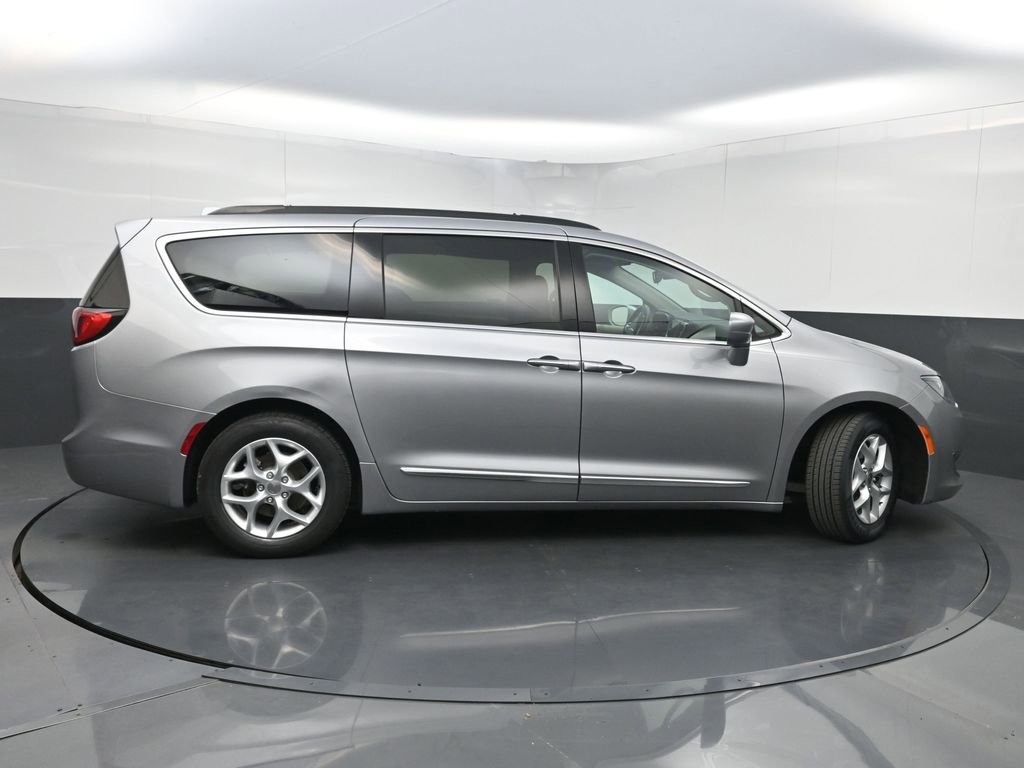 Used 2017 Chrysler Pacifica Touring-L w/ Tire & Wheel Group image 43
