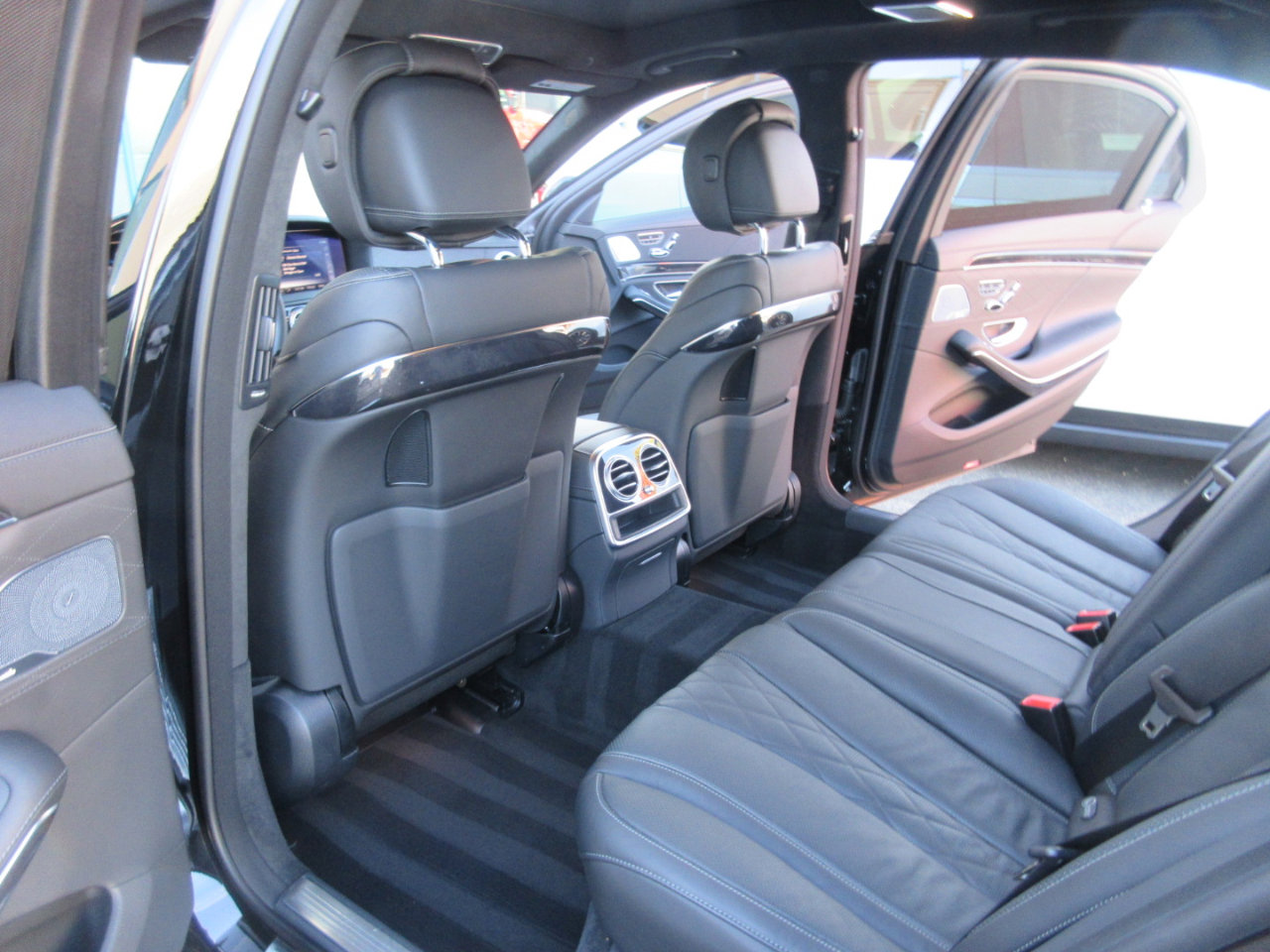 Used 2020 Mercedes-Benz S 560 Sedan w/ AMG Line Exterior image 35