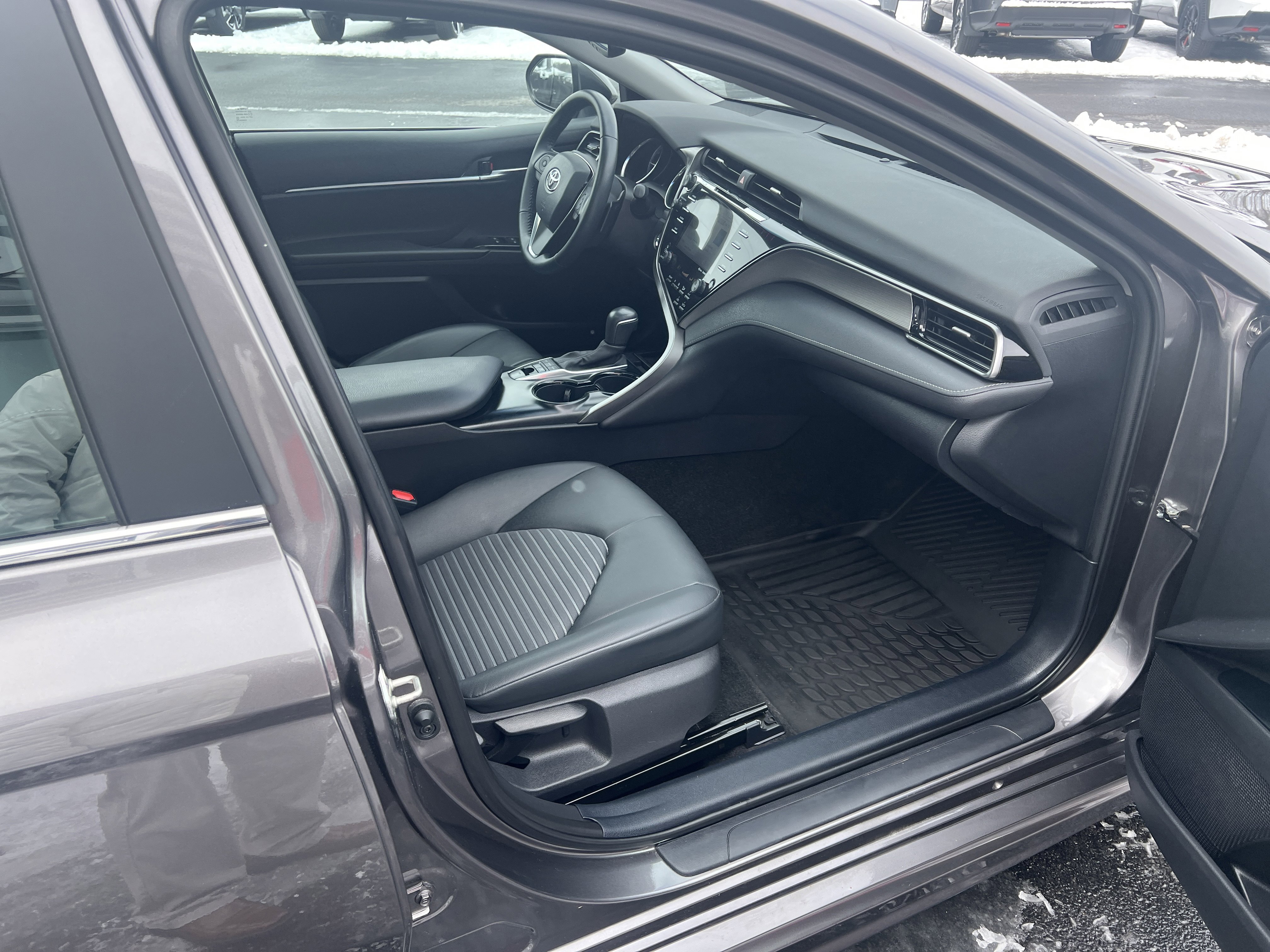 Used 2020 Toyota Camry SE w/ Sunroof Package image 13