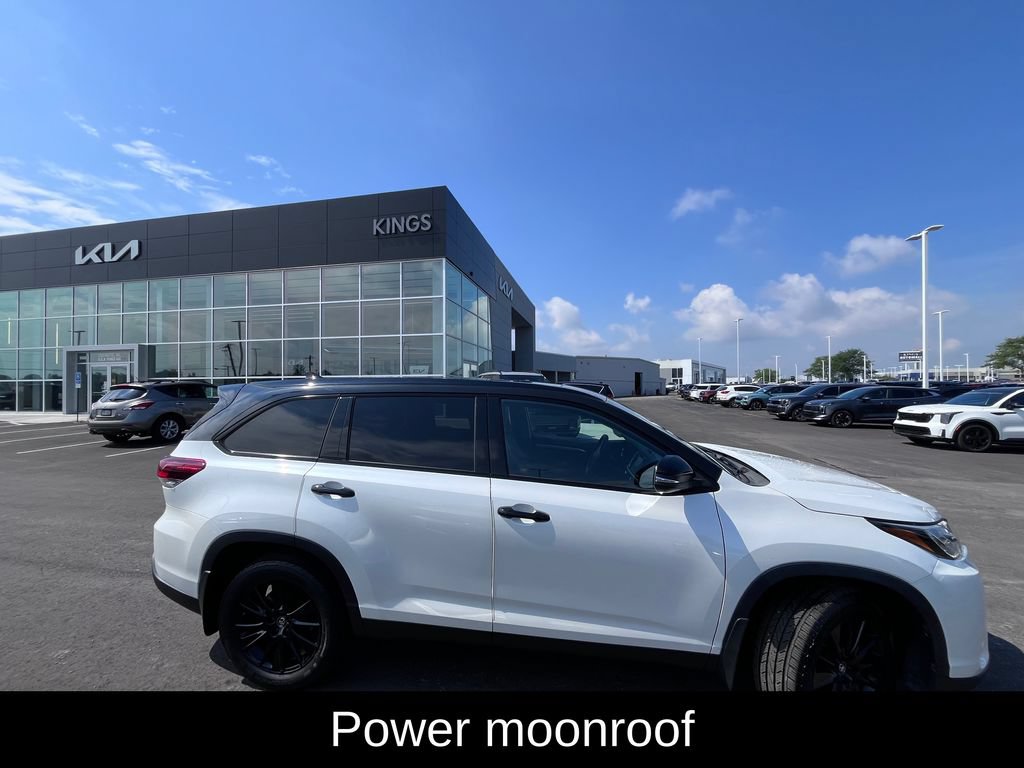 Used 2019 Toyota Highlander SE w/ Nightshade Edition AWD/4WD image 2