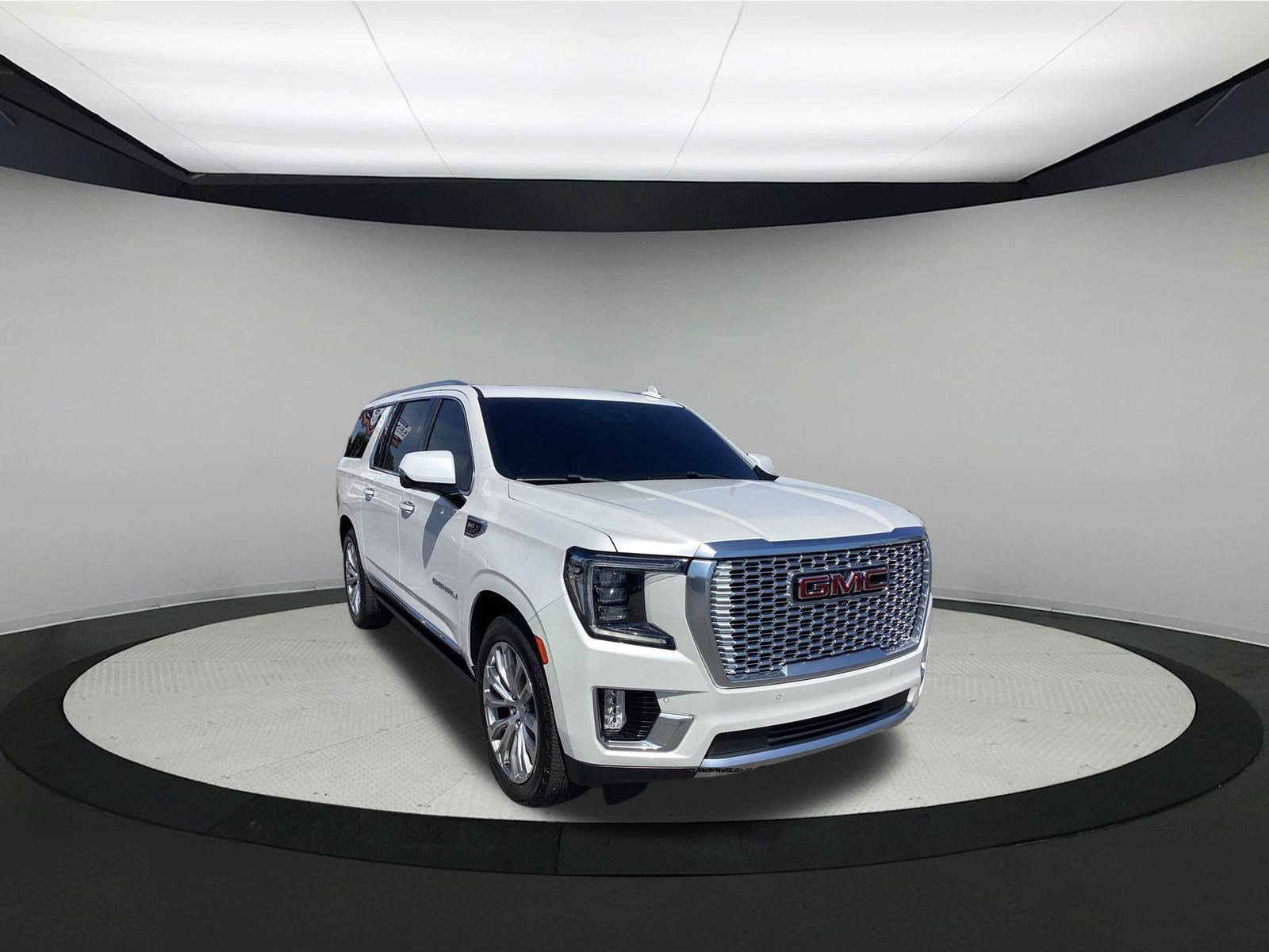 Used 2022 GMC Yukon XL Denali w/ Denali Premium Package AWD/4WD image 2