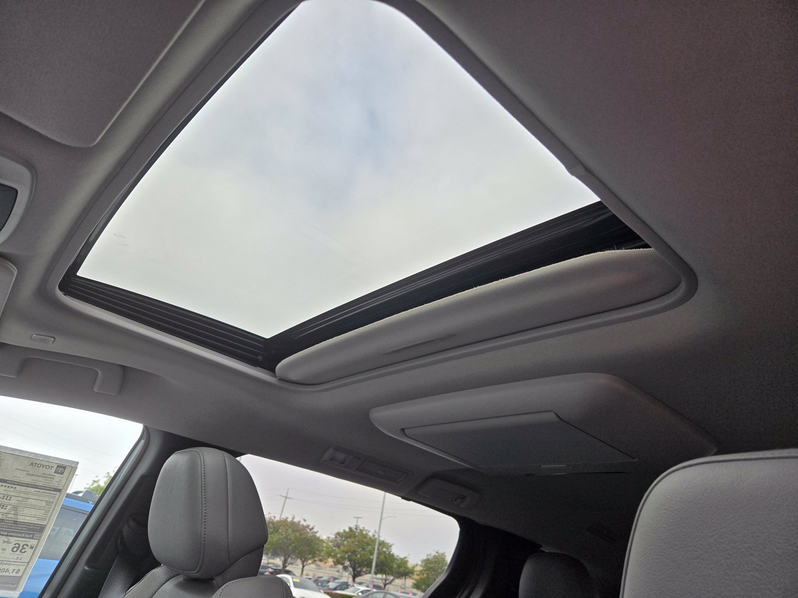 Used 2026 Toyota Sienna XLE FWD image 19