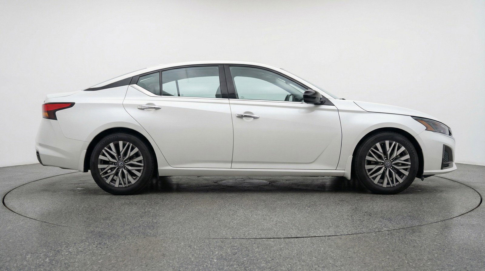 Used 2025 Nissan Altima 2.5 SV FWD image 11