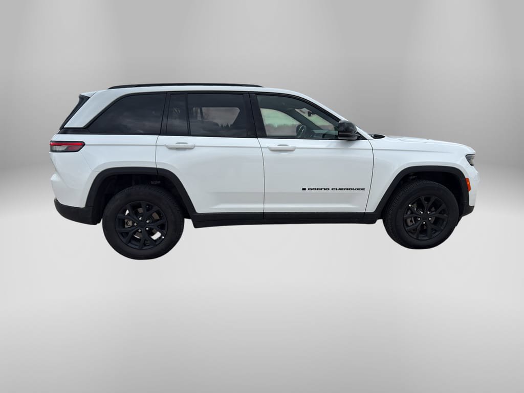 Used 2025 Jeep Grand Cherokee Altitude AWD/4WD image 5