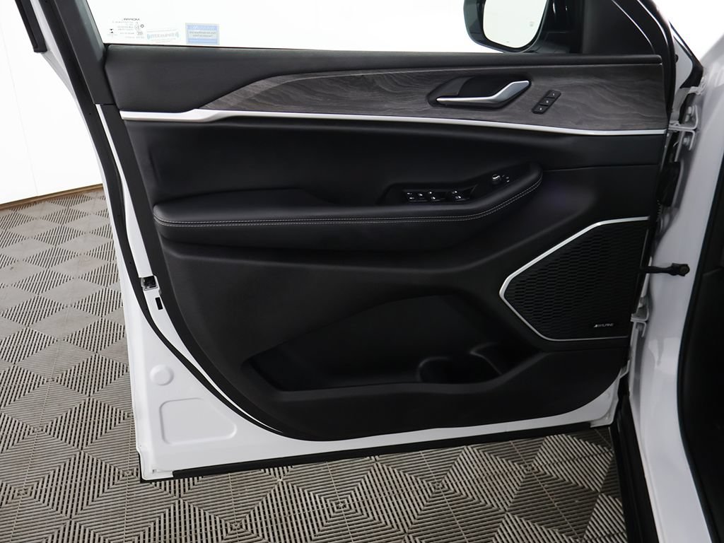 Used 2022 Jeep Grand Cherokee Limited AWD/4WD image 27