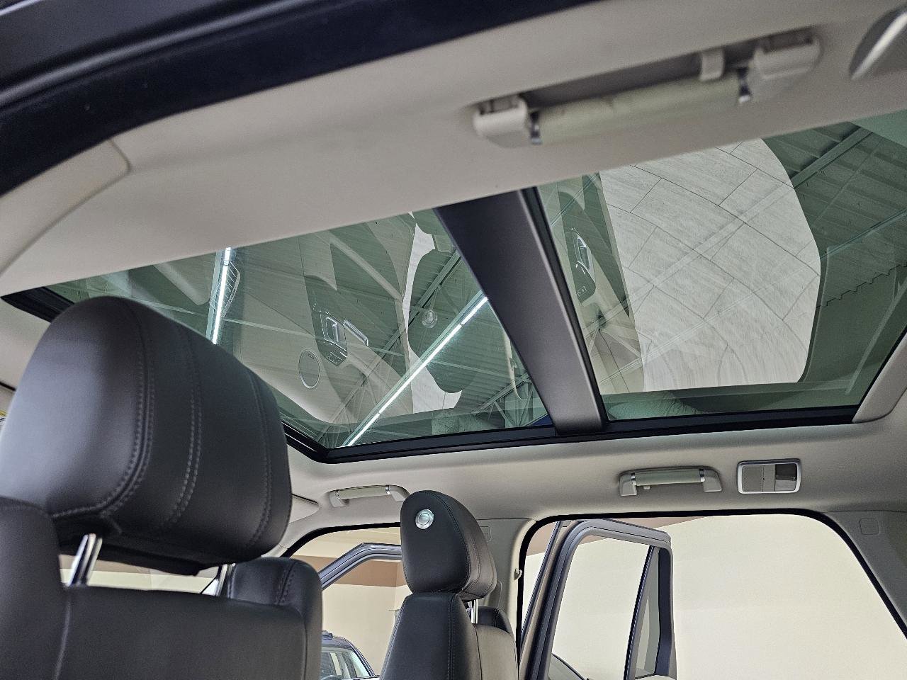 Used 2016 Land Rover Range Rover HSE image 38