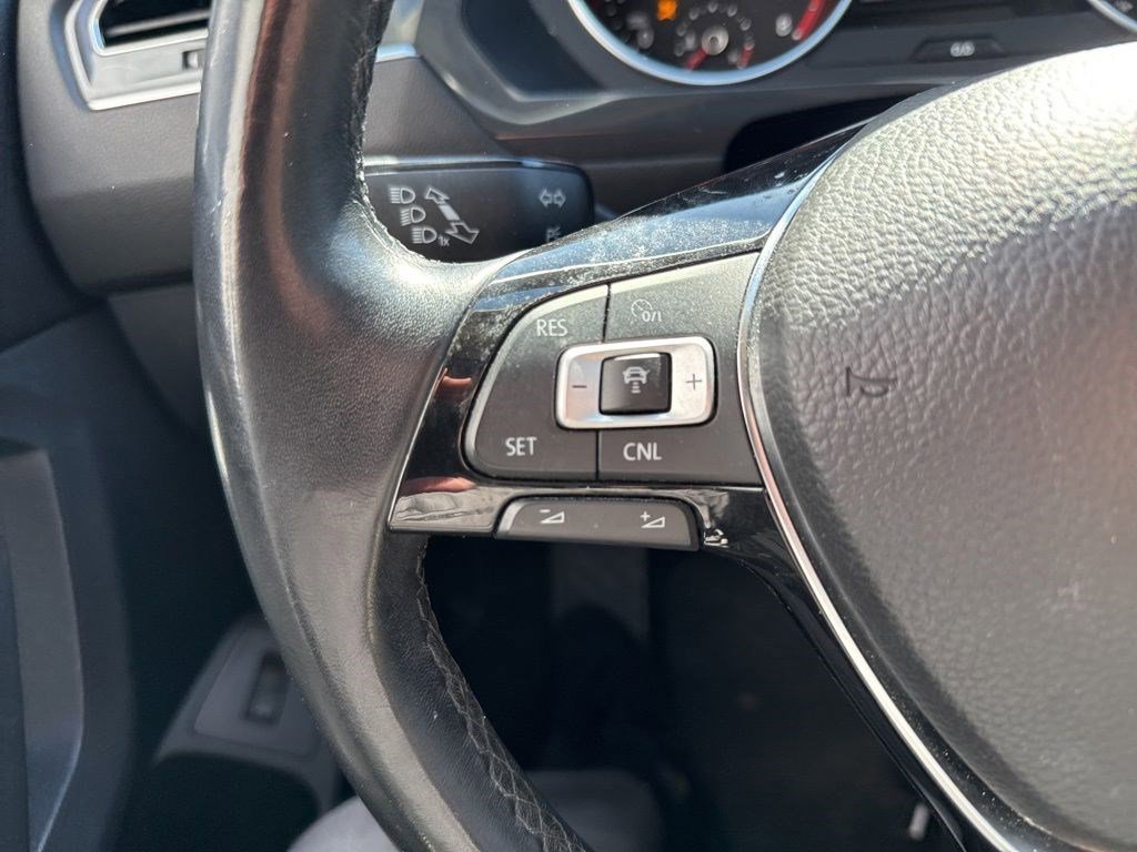 Used 2018 Volkswagen Tiguan SEL AWD/4WD image 14