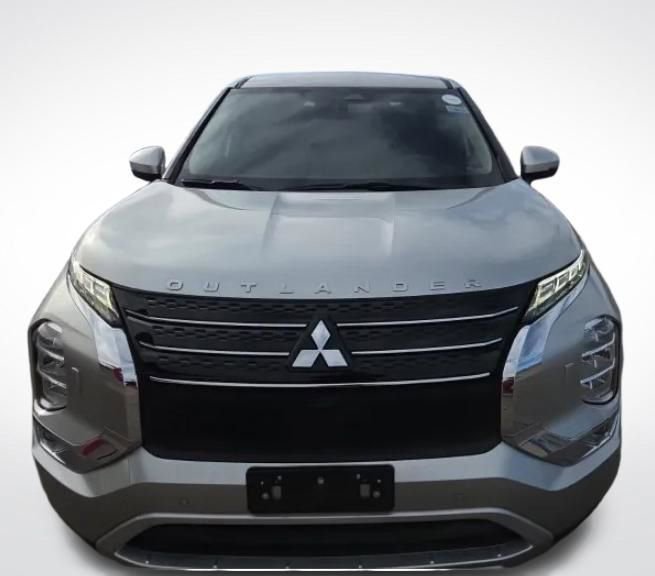Used 2022 Mitsubishi Outlander SE image 2