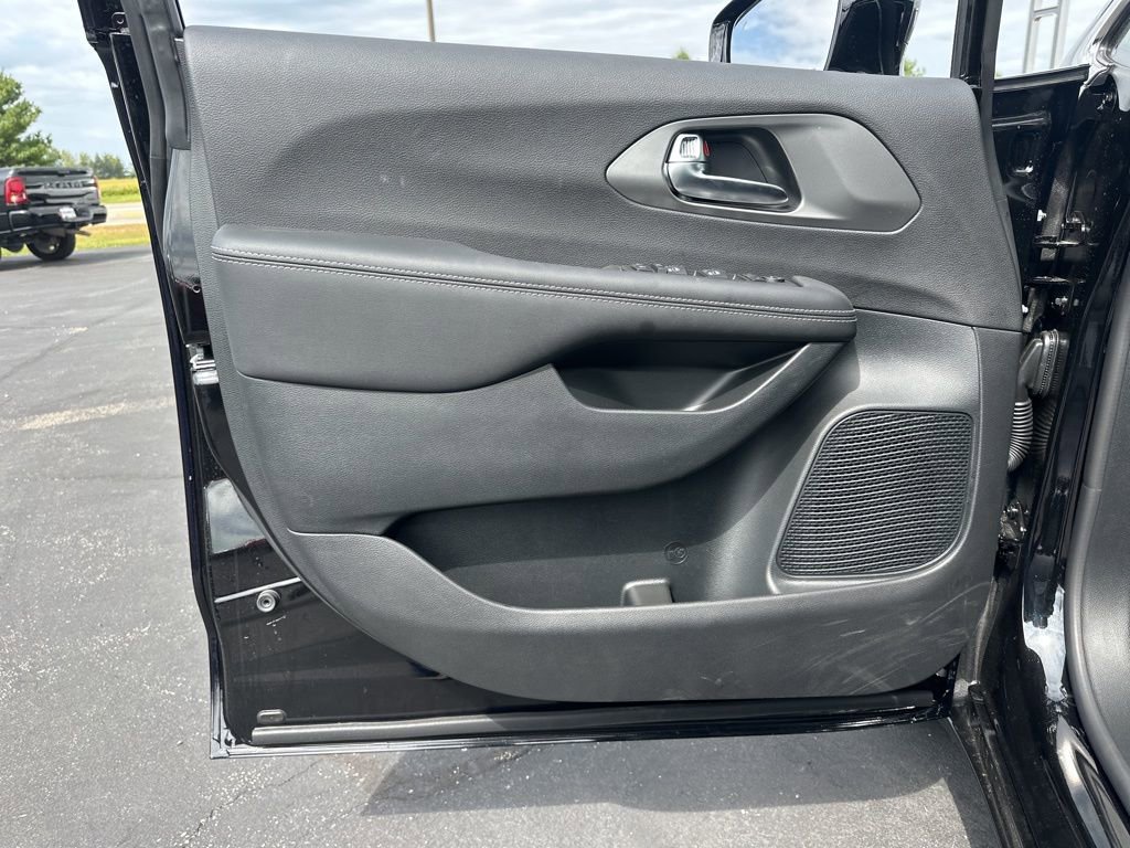 New 2026 Chrysler Voyager LX image 19