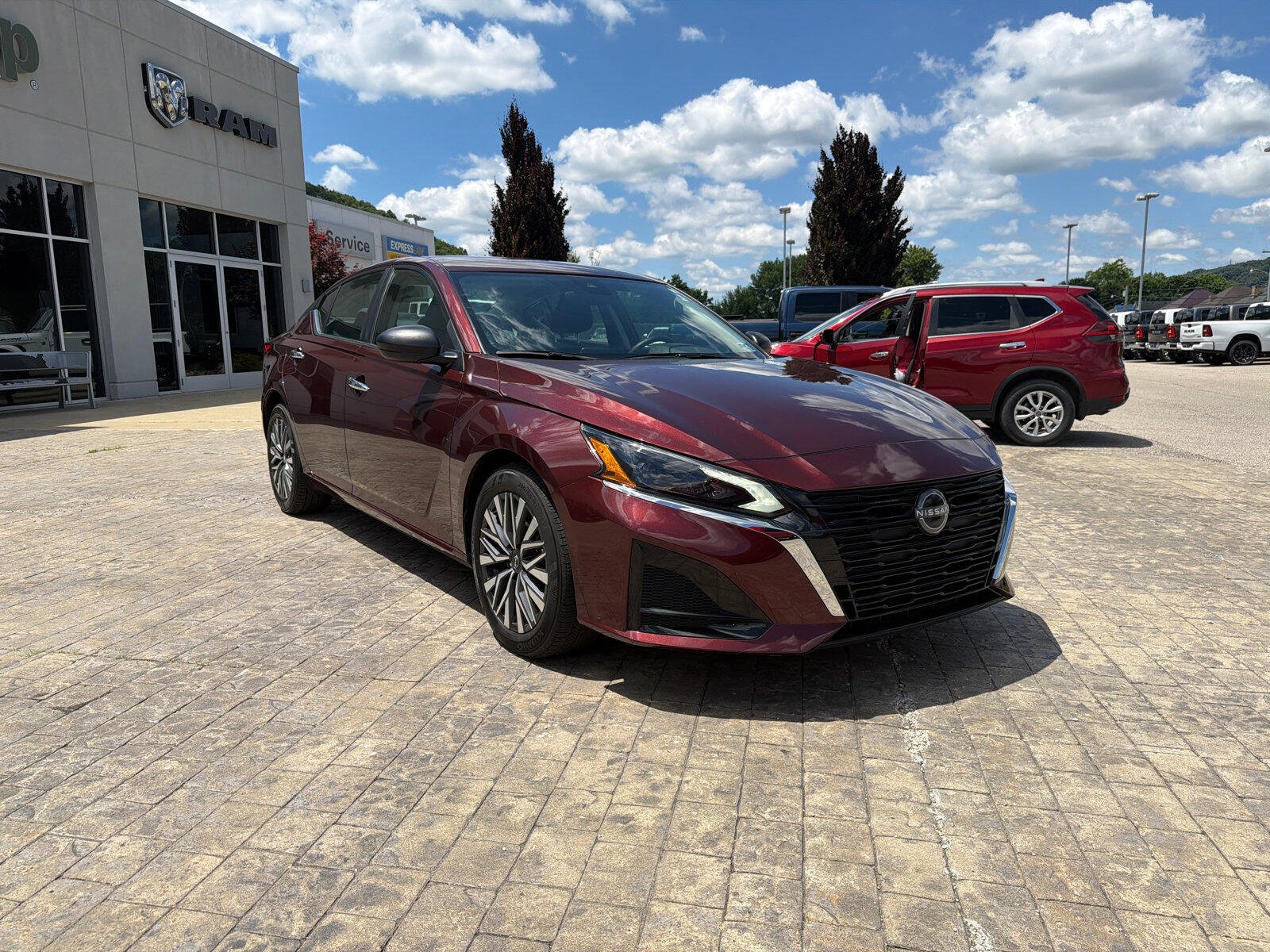Used 2025 Nissan Altima 2.5 SV FWD image 2