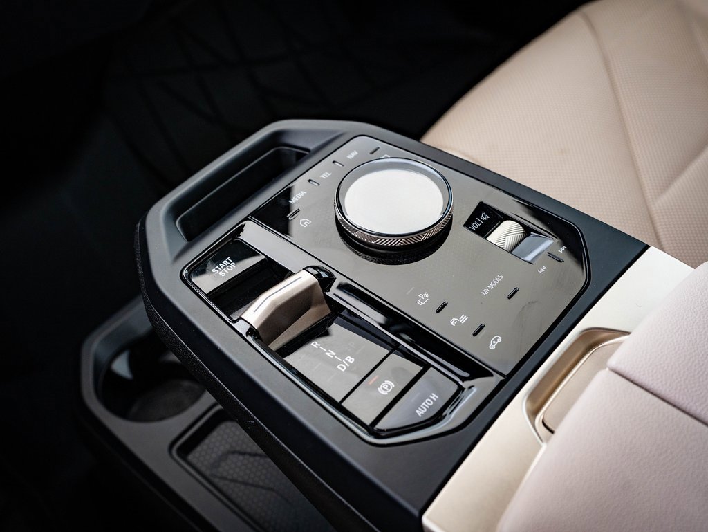 Used 2023 BMW iX M60 image 31