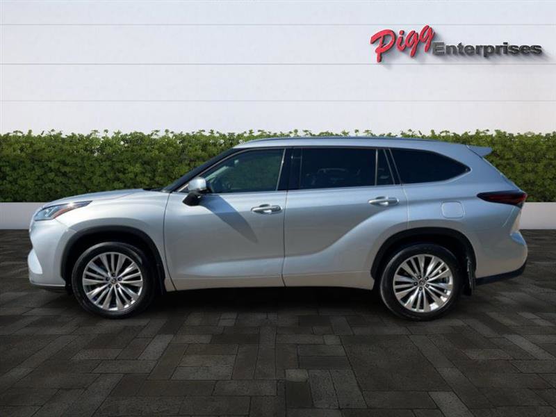 Used 2024 Toyota Highlander LE image 3