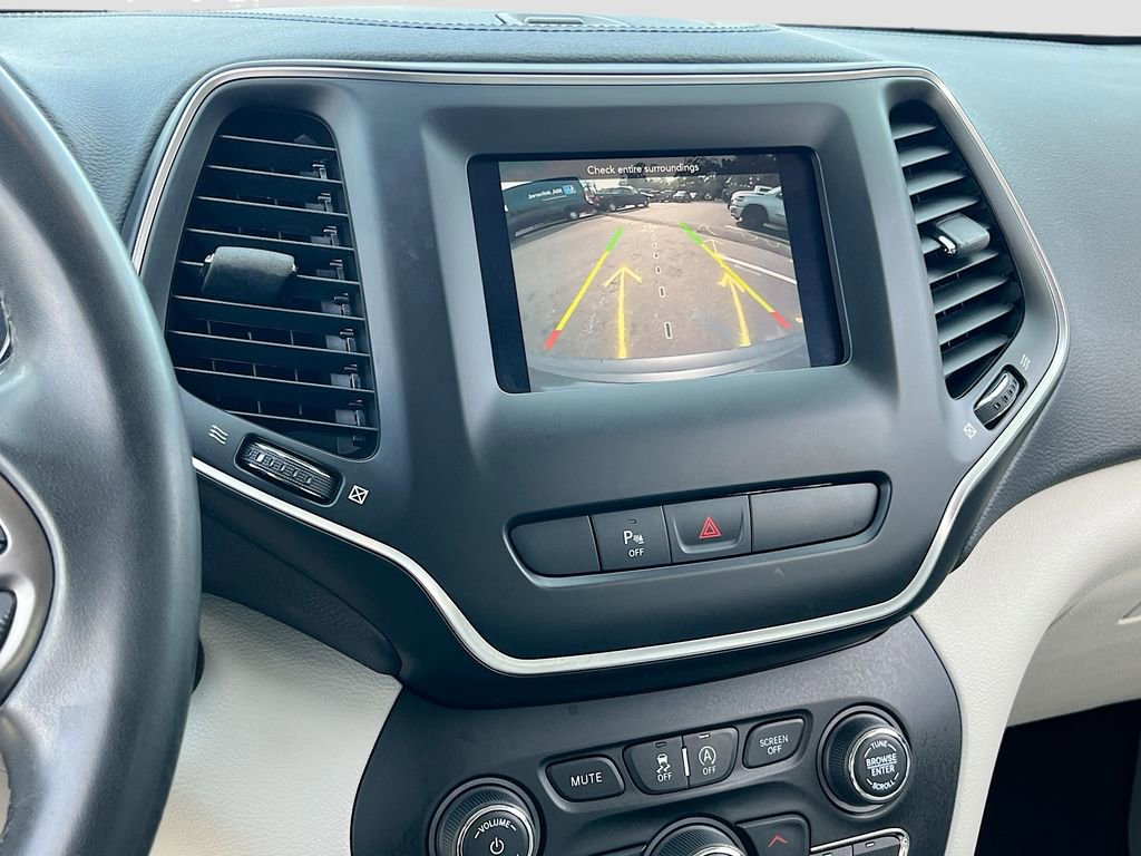 Certified 2020 Jeep Cherokee Latitude Plus w/ Comfort/Convenience Group FWD image 13