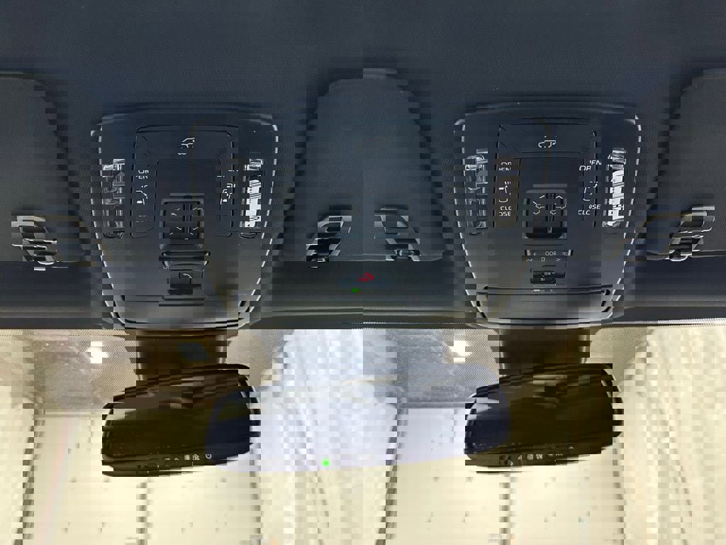 Used 2025 Toyota Sienna XSE image 44