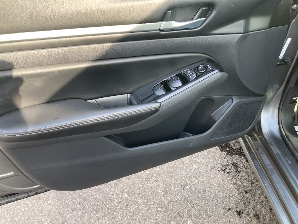 Used 2023 Nissan Altima 2.5 SV FWD image 13