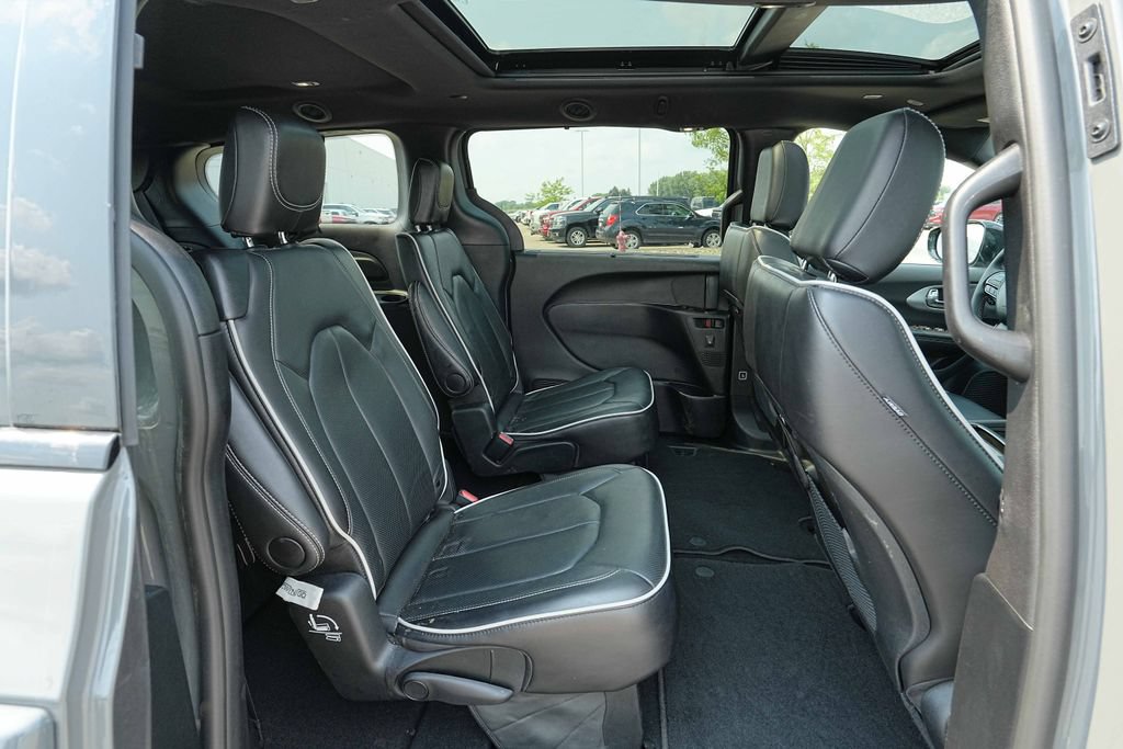 Used 2025 Chrysler Pacifica Limited FWD image 23