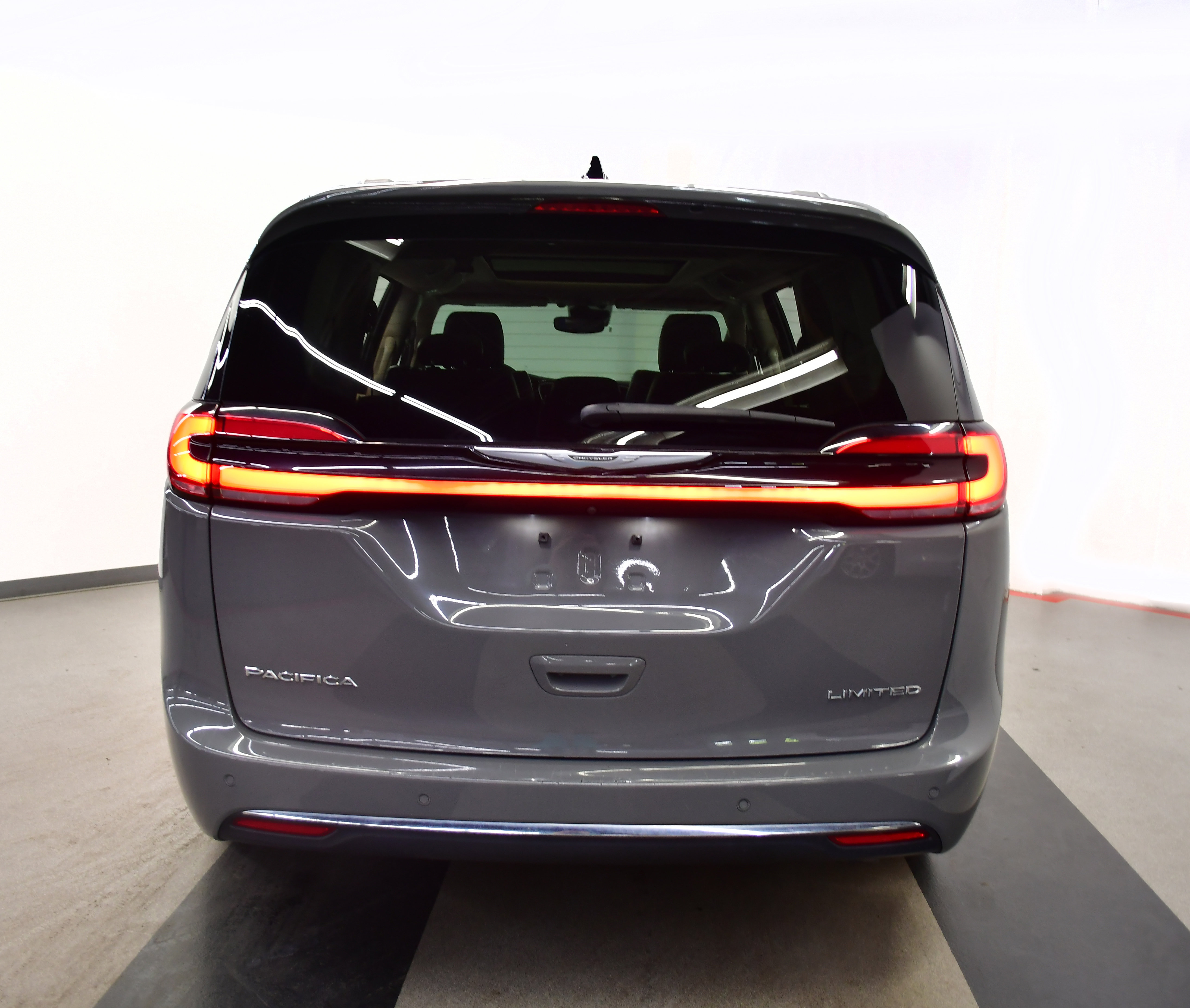 Used 2023 Chrysler Pacifica Limited FWD image 6