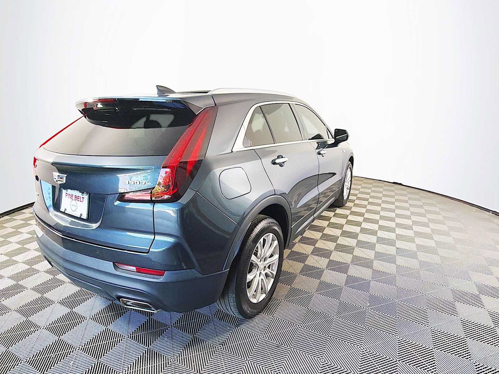 Used 2021 Cadillac XT4 Luxury w/ Cold Weather Package AWD/4WD image 4