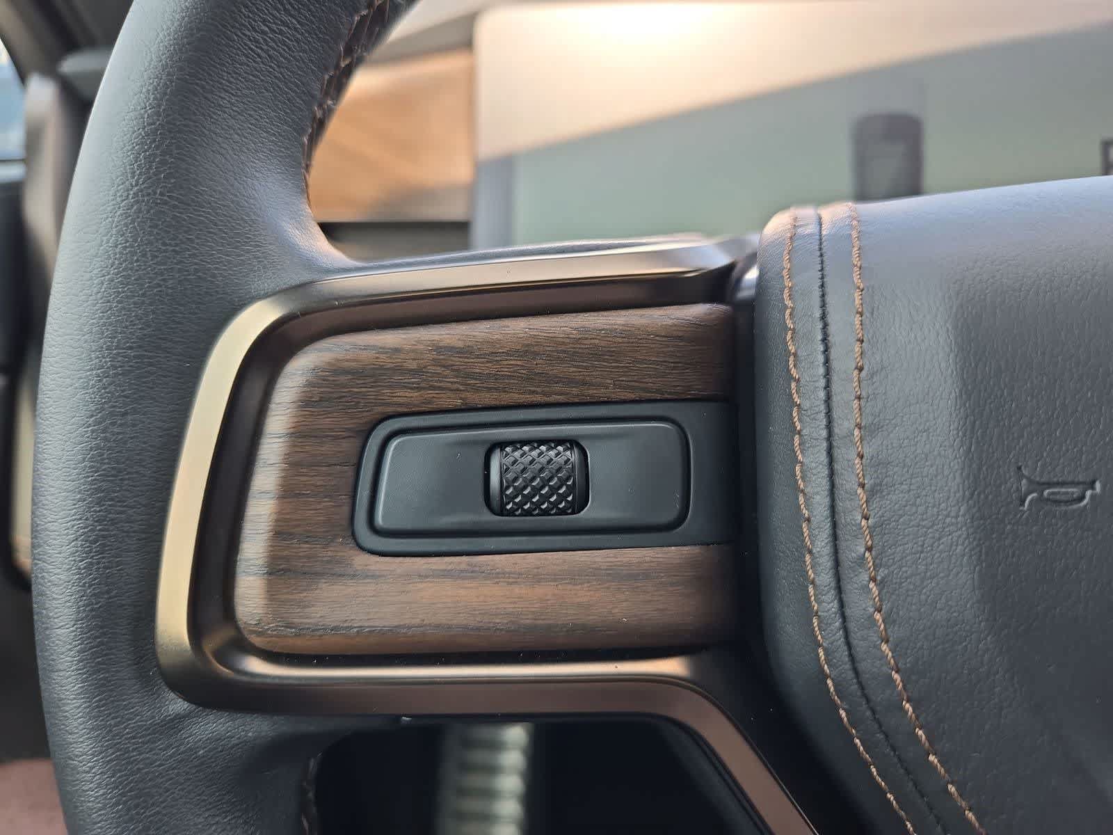 Used 2025 Rivian R1S Premium AWD/4WD image 23