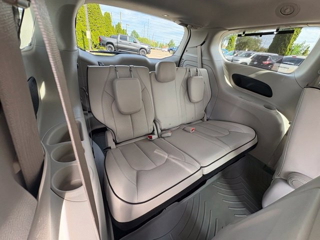 Used 2018 Chrysler Pacifica Limited w/ Advanced Safetytec Group FWD image 28