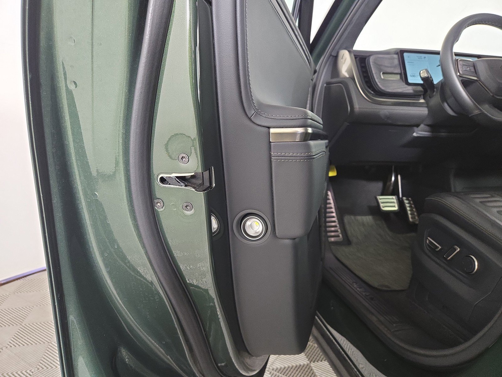 Used 2023 Rivian R1T Adventure image 30