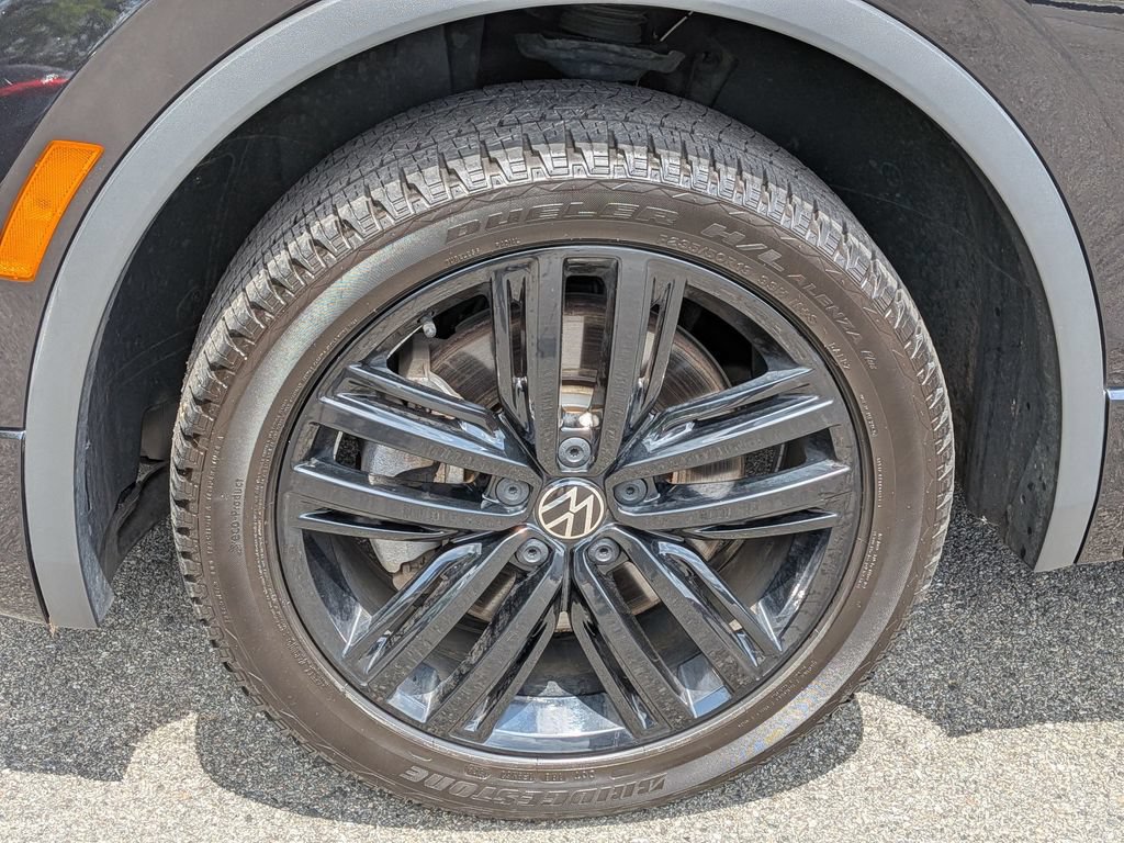 Used 2022 Volkswagen Tiguan SE R-Line AWD/4WD image 9