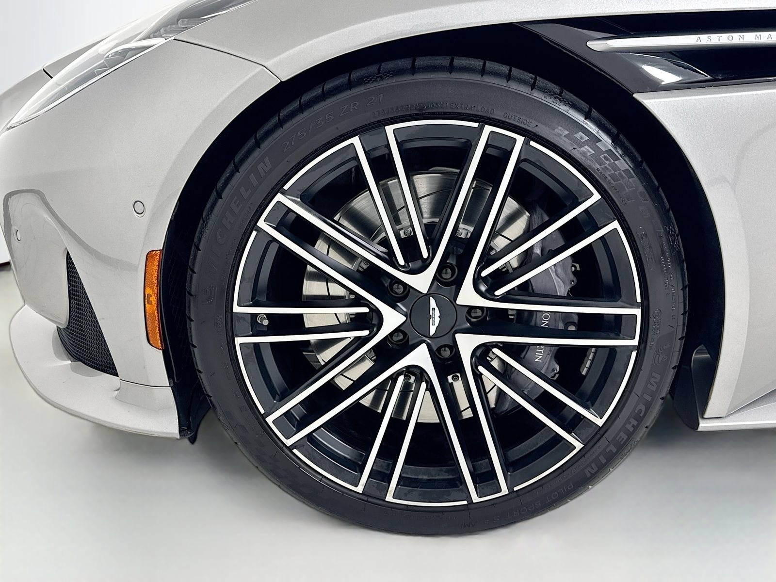 Used 2024 Aston Martin DB12 Coupe RWD image 9