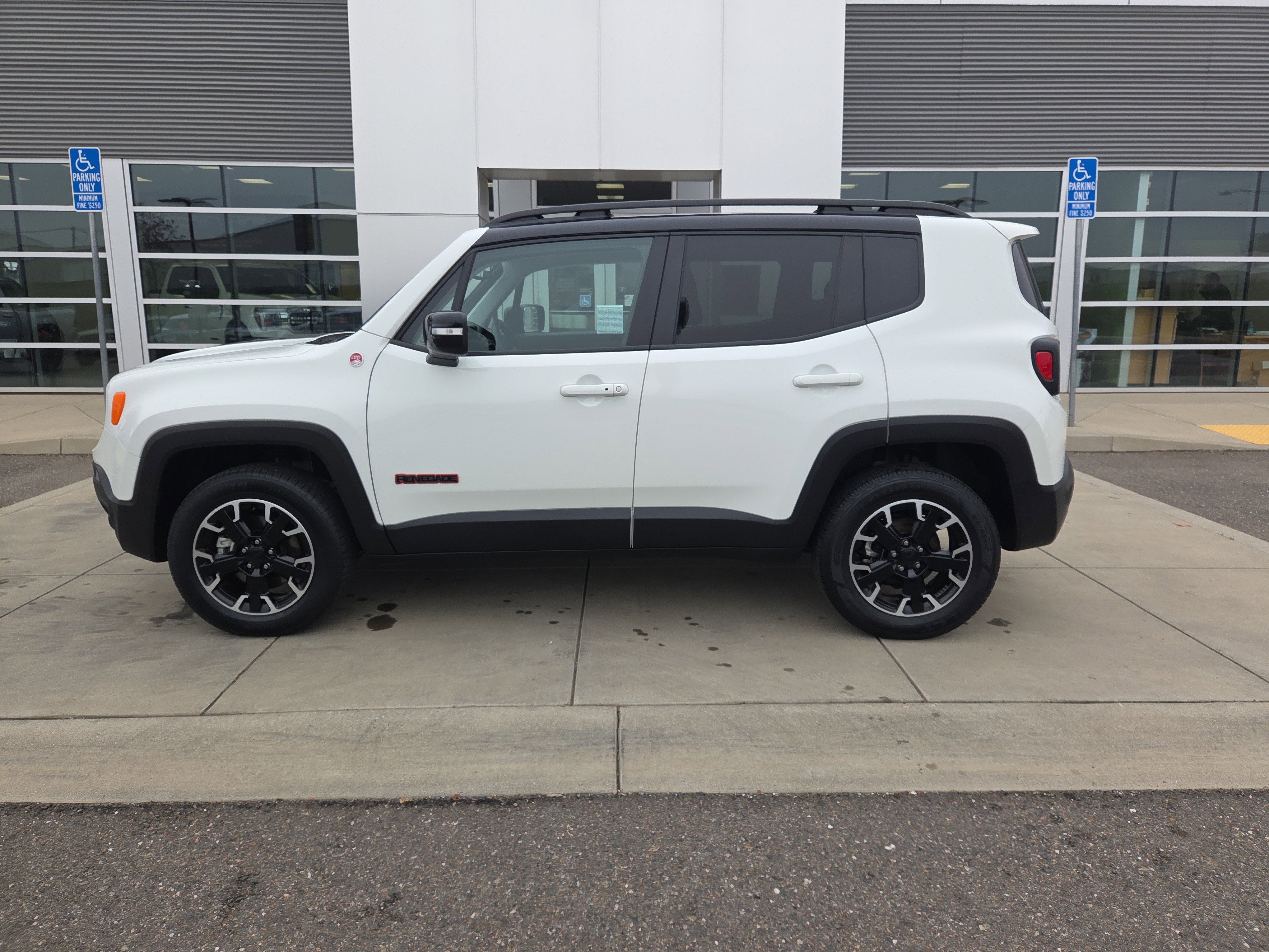 Used 2023 Jeep Renegade Trailhawk image 2