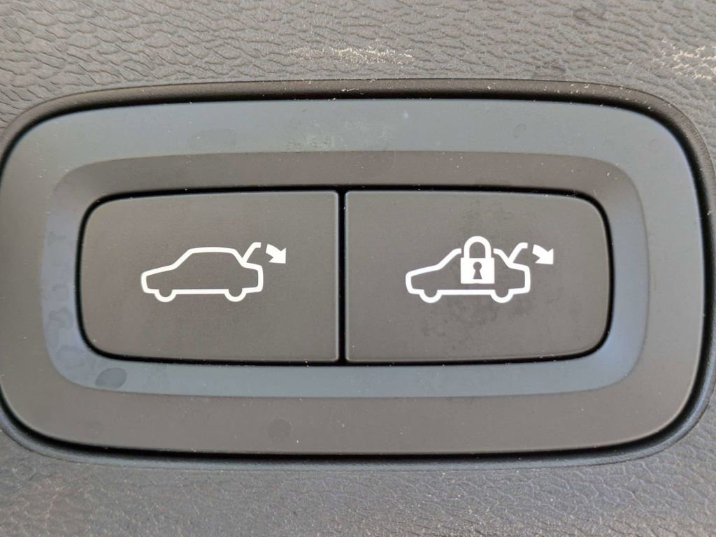 Used 2023 Volvo XC60 B5 Plus w/ Climate Package image 13