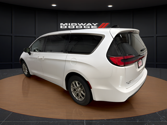 Used 2026 Chrysler Pacifica Select FWD image 3