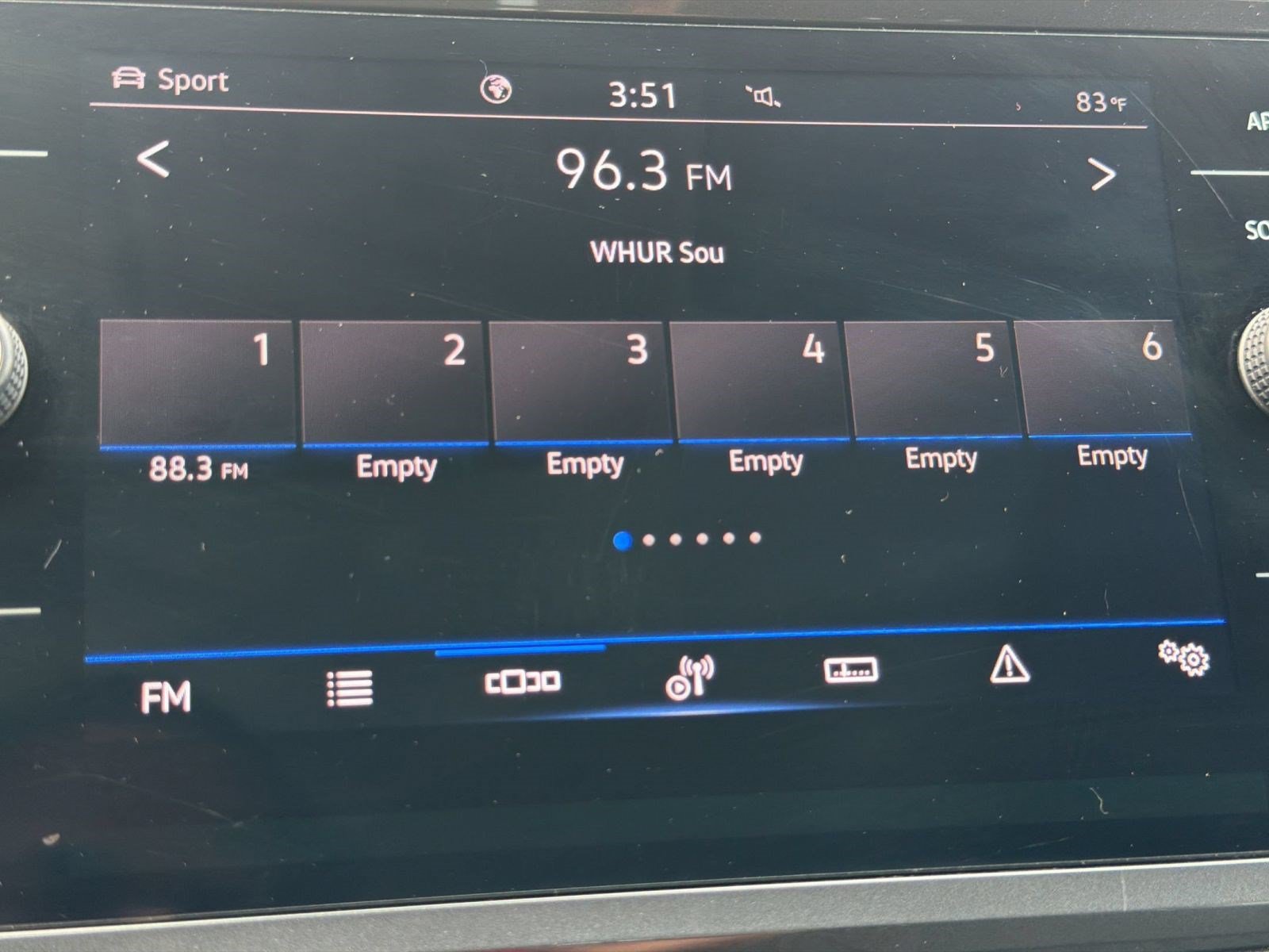 Used 2022 Volkswagen Tiguan SE w/ Panoramic Sunroof Package AWD/4WD image 17