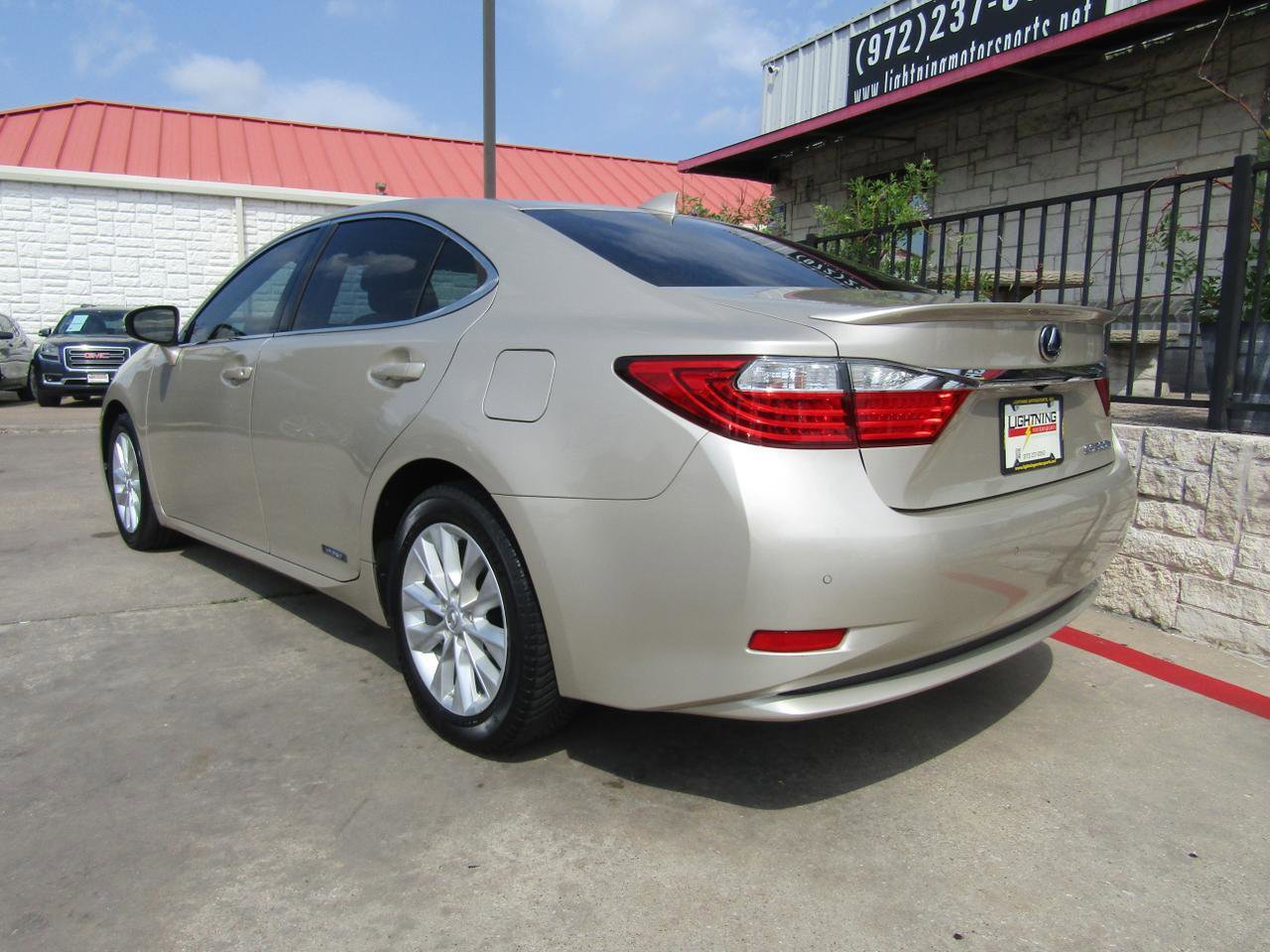 Used 2015 Lexus ES 300h w/ Premium Package w/Bamboo Trim FWD image 3