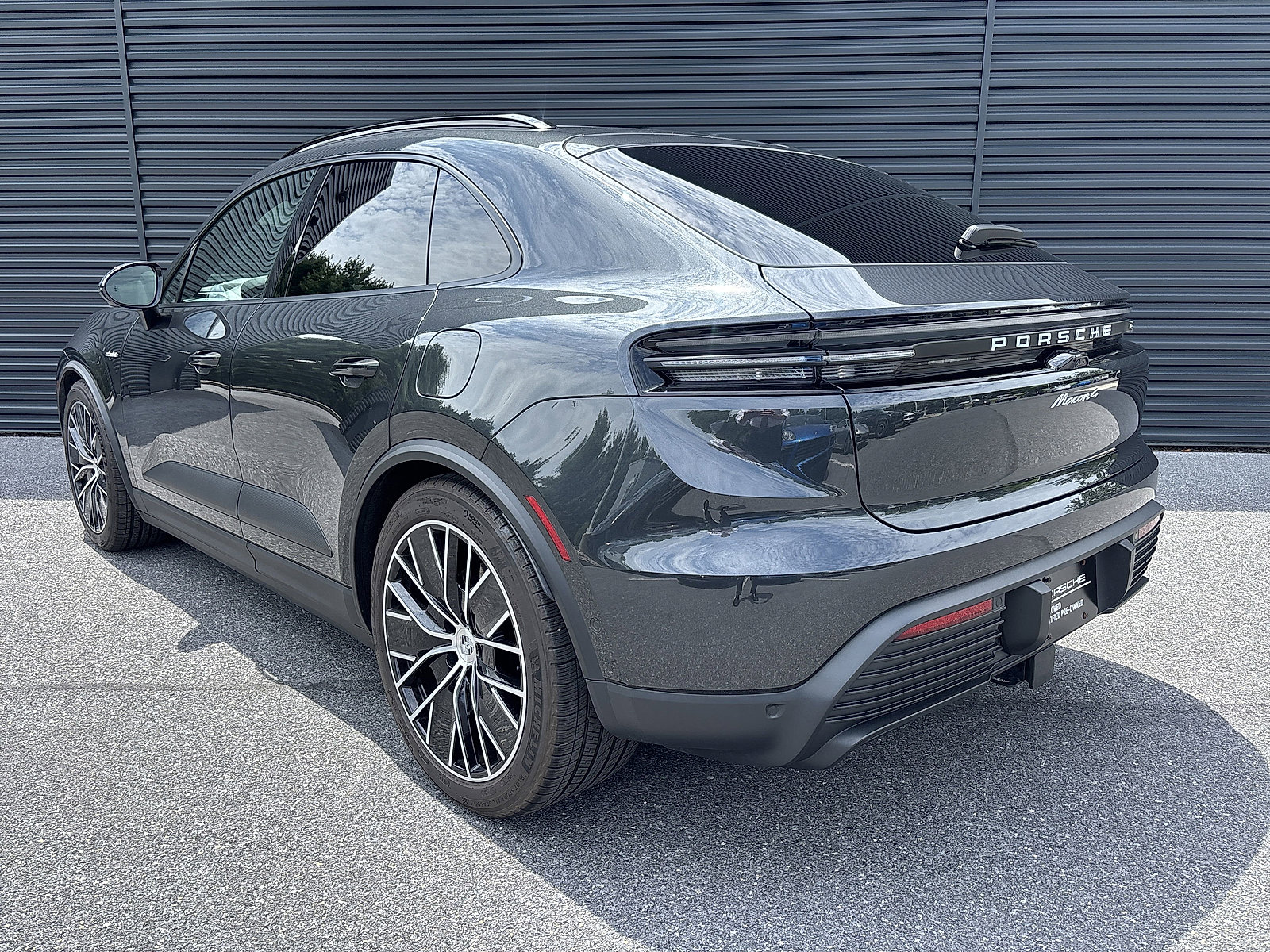 Used 2024 Porsche Macan 4 Electric image 4