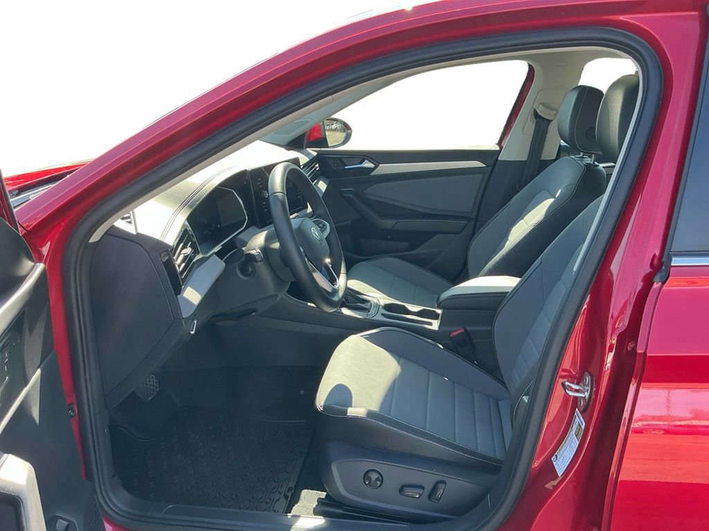 Used 2025 Volkswagen Jetta SE w/ Sunroof Package image 14