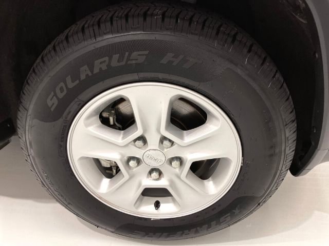 Used 2017 Jeep Grand Cherokee Laredo image 30