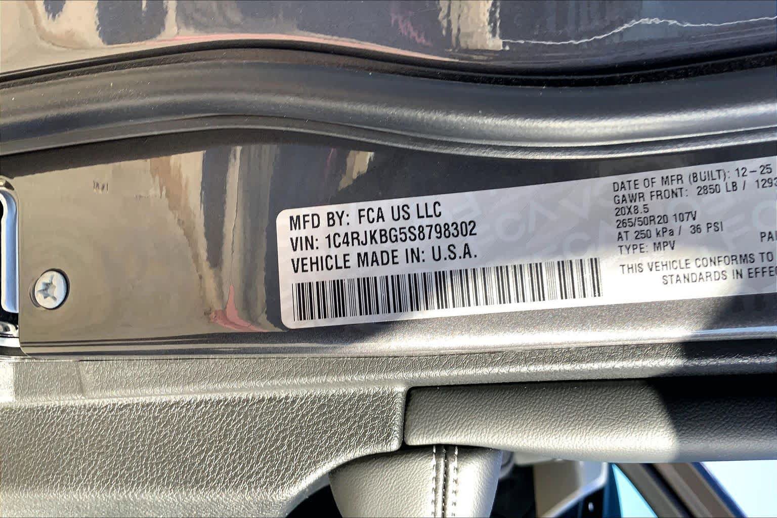 New 2025 Jeep Grand Cherokee L Limited w/ Black Appearance Package AWD/4WD image 19