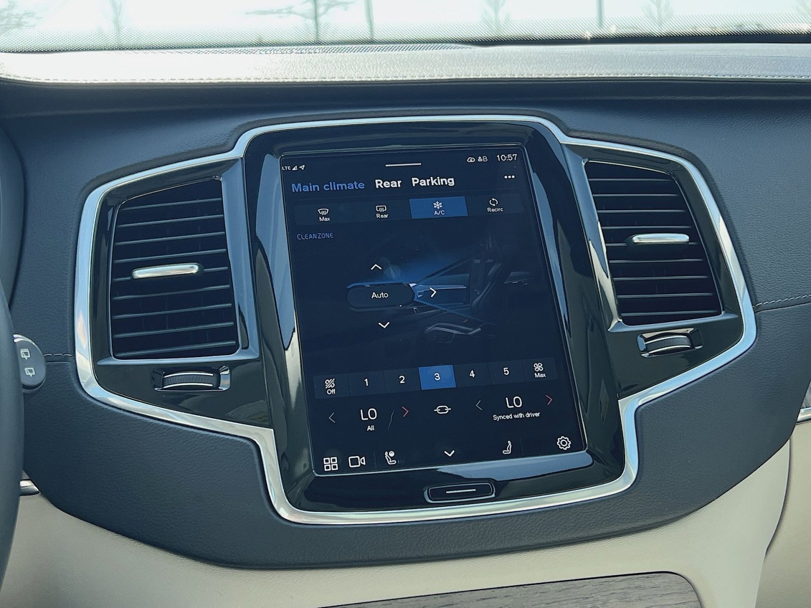 Used 2023 Volvo XC90 B6 Ultimate w/ Protection Package Premier image 21