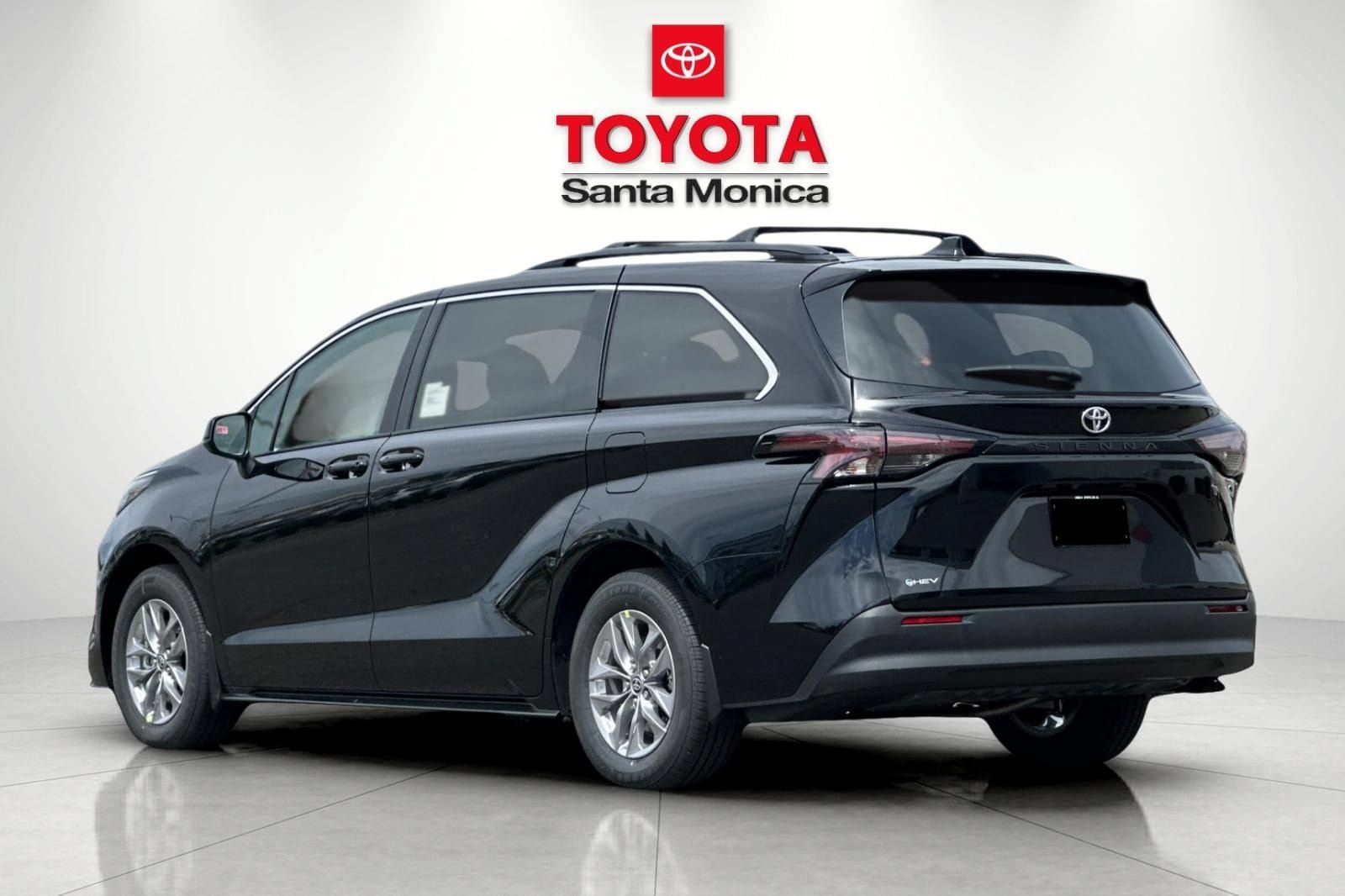 New 2026 Toyota Sienna LE FWD image 5