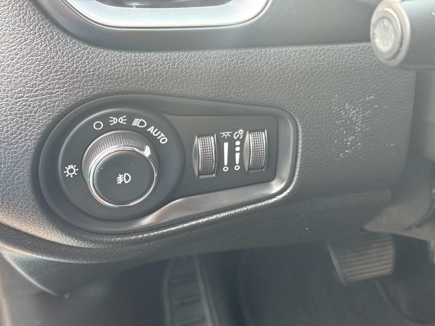 Used 2019 Jeep Renegade Latitude FWD image 27