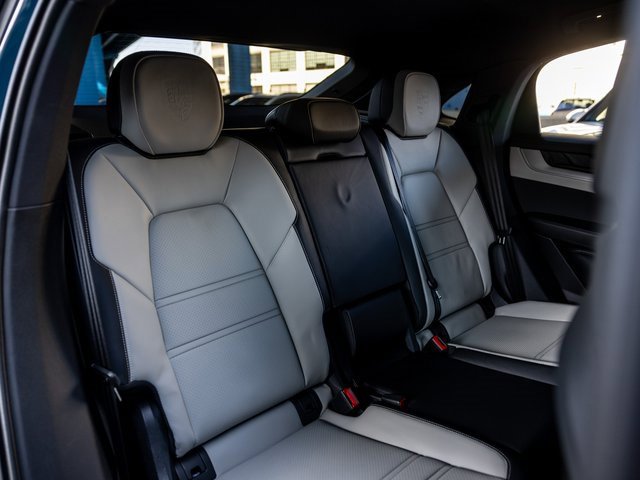 Certified 2025 Porsche Cayenne Coupe image 49