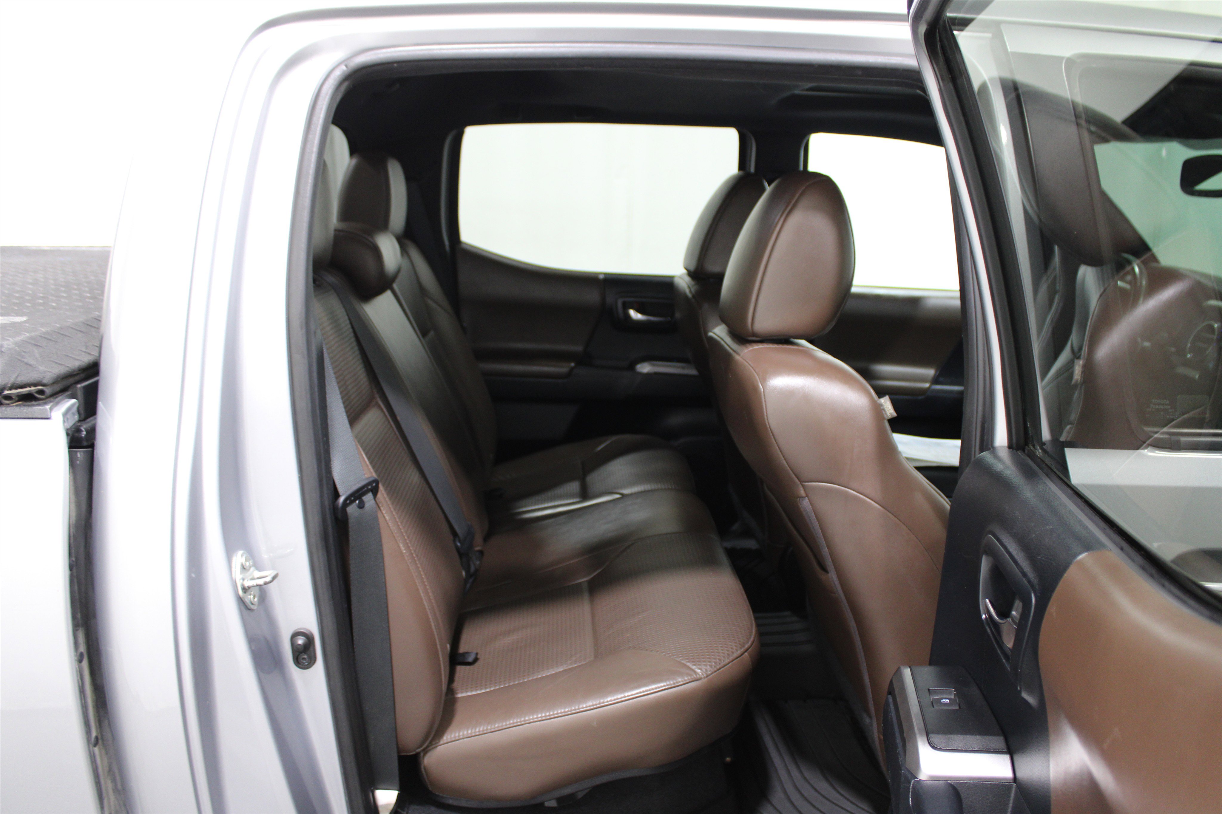 Used 2016 Toyota Tacoma Limited image 33