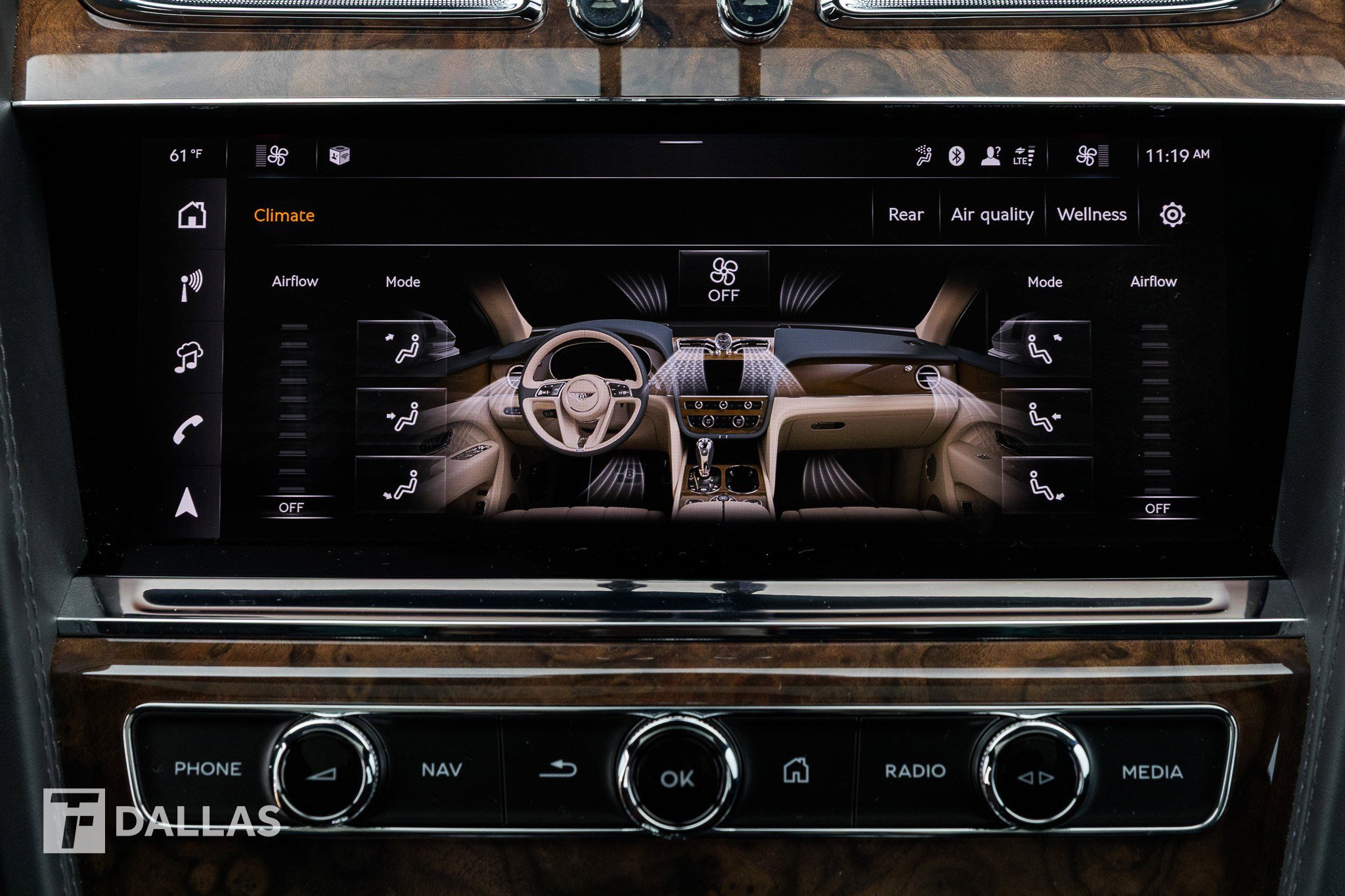 Used 2025 Bentley Bentayga image 26