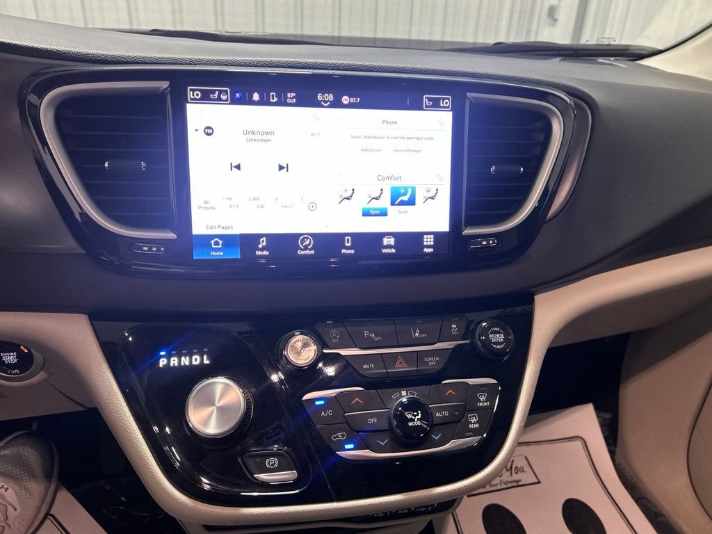 Used 2024 Chrysler Pacifica Touring-L FWD image 26