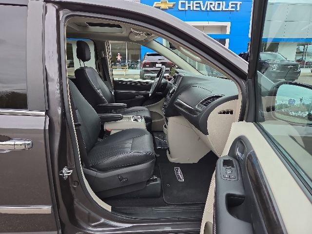 Used 2016 Chrysler Town & Country Touring-L FWD image 37