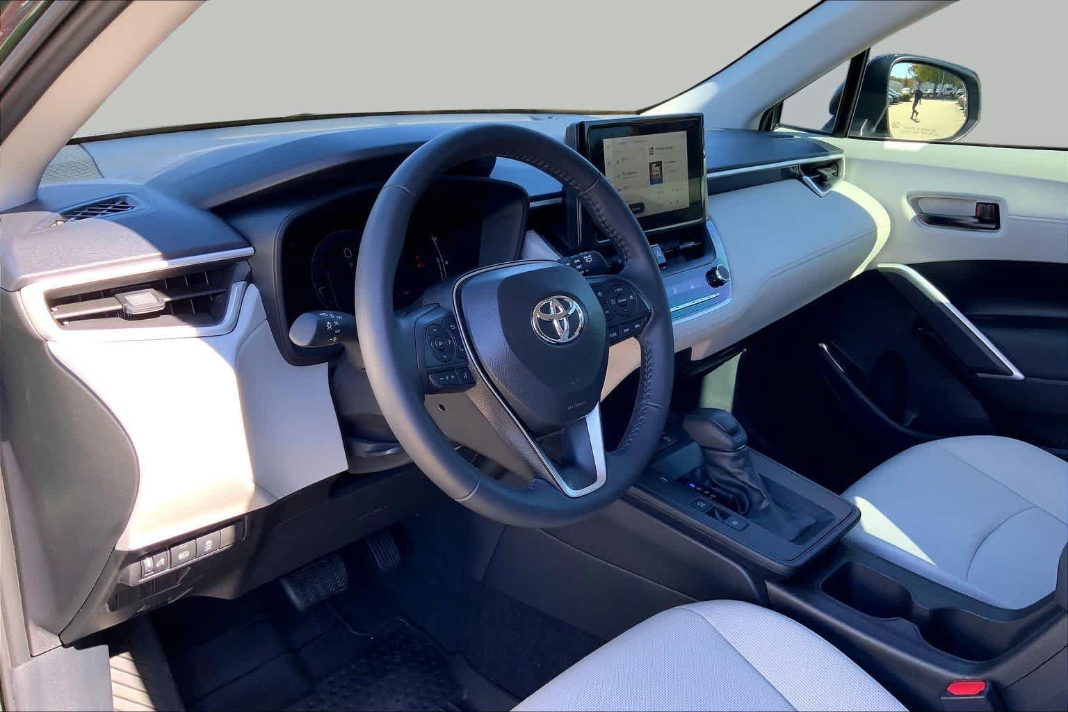 Used 2026 Toyota Corolla Cross LE FWD image 17